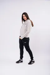 Canguro de frizza color blanco, con capucha, cordones ajustables y bolsillo frontal tipo canguro. Presenta un pequeño logo bordado en el pecho.