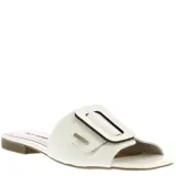 Zuecos planos marca Bottero, color blanco, con diseño de punta abierta y una hebilla decorativa grande en el empeine con detalle de placa metálica con logo.