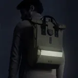 Mochila Cabaia modelo Explorer Grenoble, color verde oliva con detalles en negro. Cuenta con tapa enrollable, apertura superior y lateral, revestimiento impermeable, cremalleras AquaGuard, espumas traseras, bolsillo exterior para botella de agua, rayas reflectantes, compartimento para ordenador de hasta 16 pulgadas, hebilla de bloqueo magnético Fidlock, correa para el pecho y sistema MOLLE para bolsas intercambiables. Fabricada en poliéster reciclado.