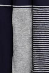 Pack de tres calzoncillos tipo trunk cortos, confeccionados en punto elástico de algodón. Incluye un par a rayas azul marino y blanco, uno gris liso y uno azul marino liso. Todos con cintura elástica y costuras planas.