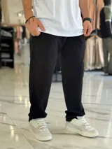 Pantalón de jogging gris melange, con diseño oversize y corte recto, ideal para un estilo urbano y cómodo.