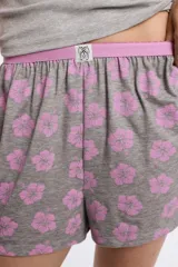 Short blanco con estampado de pequeñas flores rojas, cintura elastizada.