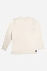 Remera de manga larga con cuello henley y cartera frontal de dos botones, confeccionada en tejido con textura.