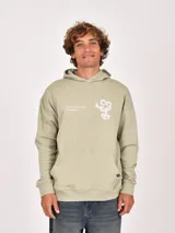 Canguro de tejido grueso color marrón, con capucha y bolsillo canguro frontal. Presenta un estampado minimalista en el pecho con texto y un diseño abstracto.