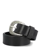 Cinturón de cuero negro con hebilla metálica de diseño rústico y acabado envejecido.