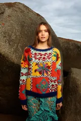 Sweater de lana tejido y bordado a mano con diseño de bloques de colores y motivos florales, de calce holgado, cuello a la base y puños acanalados. Talle único.