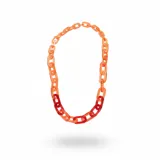 Collar largo de cadena eslabonada de resina en degradé de colores rojo y naranja.