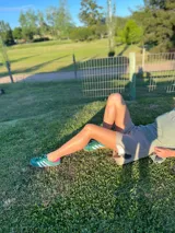 Shorts de tejido metálico color gris con apliques de cuero en los laterales.