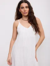 Vestido largo celeste con sutiles rayas verticales, de corte recto y holgado, con tirantes finos y escote en V.