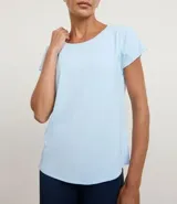 Remera deportiva celeste de microfibra texturizada, con mangas cortas y recortes en los laterales.