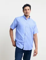 Camisa celeste con estampado de puntos blancos, de manga corta y corte clásico.
