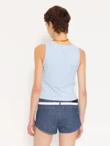 Musculosa marrón de algodón pima, corte ajustado y cuello redondo.