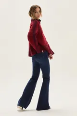 Sweater de tejido de punto en color beige, con mangas largas que presentan detalles de textura en relieve y paneles laterales en tono gris. Confeccionado en lana italiana, cuenta con puños acanalados y detalles en lurex.