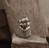Anillo de diseño orgánico con forma irregular que evoca texturas marinas, con estructura abierta y acabado brillante.