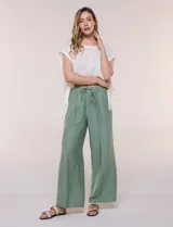 Pantalón holgado de tiro alto, color verde, con bolsillos frontales aplicados y cordón ajustable en la cintura.