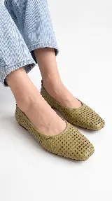 Chatitas de cuero color verde pistacho con diseño calado geométrico en toda la superficie y punta cuadrada.