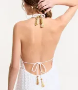 Vestido midi blanco de encaje con escote en V, espalda abierta y lazos traseros.