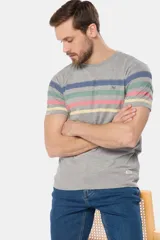 Remera de manga corta color blanco con diseño de rayas horizontales en tonos pastel en el pecho y cuello redondo.