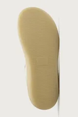 Zapatilla deportiva estilo barefoot fabricada en piel. Presenta un diseño de paneles combinados, puntera redondeada y ancha para mayor libertad de movimiento, plantilla OrthoLite extraíble y suela de goma fina en contraste.