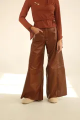 Pantalón de cuero color chocolate, de corte wide leg y tiro alto.