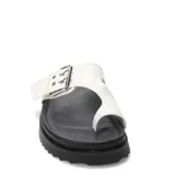 Sandalias negras Miss Carol modelo Funi, estilo dedo con plataforma baja y suela dentada. Cuenta con una tira ancha cruzada ajustable mediante una hebilla metálica grande y detalles de costuras blancas a la vista.