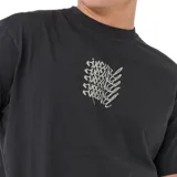 Remera de manga corta Rip Curl, color negro, con estampado gráfico pequeño en el centro del pecho.