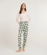 Pijama largo Lov compuesto por una remera de manga larga y escote redondo en color rosado claro con botones decorativos, y un pantalón con cintura elástica de fondo verde oscuro con estampado integral de corazones rosados.