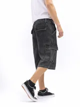 Bermuda de jean negra con corte oversize y bolsillos cargo.