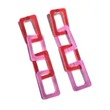 Aros colgantes formados por eslabones rectangulares de acrílico transparente en colores rojo y rosa.