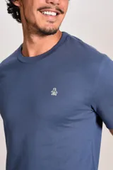 Remera de manga corta color azul, con cuello redondo y logo de la marca bordado en el pecho.