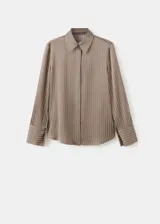 Camisa de poliéster con estampado a rayas en tonos marrón y beige, de manga larga y corte holgado.