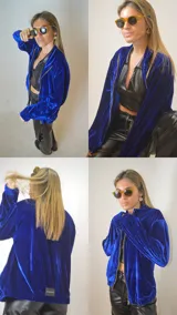 Campera azul de terciopelo con cierre frontal y cuello polo.