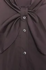 Camisa de manga larga en tejido de popelín color bordó, con cuello tipo pañuelo con nudo frontal, cierre de botones y puños con pliegues.