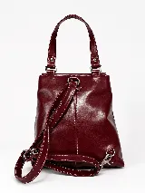 Mochila de cuero vacuno marrón con acabado pulido, solapa en forma de V y costuras decorativas. Cuenta con cremalleras laterales y asas ajustables.