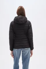Campera puffer negra de nylon, con cierre frontal y cuello alto.