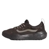 Championes Vans Mte Ultrarange Neo Vr3, color marrón oscuro con detalles en gris. Presentan una suela robusta con textura y una tira en el talón para facilitar el calce.