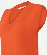 Chaleco de tricot naranja con escote en V profundo, hombreras internas y terminaciones acanaladas en cuello, sisas y bajo.