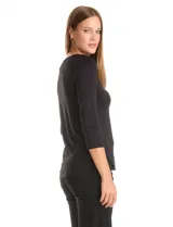 Remera básica de modal con cuello redondo a la base y mangas tres cuartos.