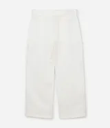 Pantalón de sastrería corte wide leg color blanco, confeccionado en una mezcla de liocel y lino. Presenta cintura con trabillas, cierre tradicional, bolsillos laterales y cinturón de tela con lazo ajustable.