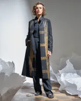 Tapado negro de paño de lana con corte recto, bolsillos laterales y estampado serigráfico de ventanas en color cobre.