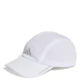 Gorro deportivo tipo gorra Adidas, color blanco, confeccionado en tejido de malla transpirable con logo reflectante en el frente.