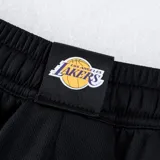 Short deportivo rojo con cintura elástica ajustable con cordón, bolsillos laterales y logo del equipo de baloncesto Chicago Bulls estampado en la pierna izquierda.