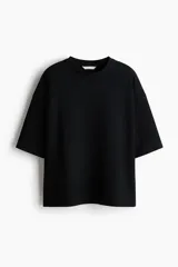 Remera en punto interlock pesado. Modelo de corte holgado con cuello redondo ribeteado acanalado, hombros caídos, mangas al codo y bajo recto.