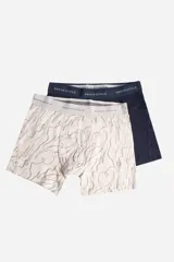 Pack de dos bóxers Brooksfield, uno de color azul marino liso y otro de color beige con estampado de líneas abstractas. Ambos cuentan con cintura elástica con el nombre de la marca grabado.