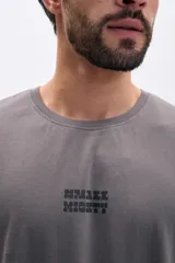 Remera de manga corta color gris oscuro con estampa gráfica de Grogu (Baby Yoda) en la espalda.