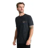 Remera de manga corta Roark, color negro con efecto acid wash. Cuenta con un pequeño estampado gráfico en el pecho izquierdo y un diseño más grande en la espalda.
