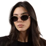 Lentes de sol con armazón metálico plateado y cristales oscuros de forma ovalada. Cuentan con protección UV400.