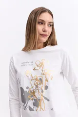 Remera de manga larga color gris oscuro, con cuello redondo y estampa gráfica frontal en tonos blancos y celestes con motivos florales y texto.