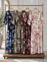 Vestido largo de estilo campesino confeccionado en organdí, con estampa floral chintz de estilo romántico. Presenta escote en V, cintura completamente elastizada y mangas tres cuartos con volados en los puños, además de una falda de diseño escalonado.