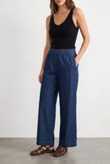 Pantalón recto color azul oscuro, de tiro medio con cintura elástica y bolsillos laterales.
